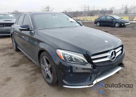 2015 Mercedes-Benz C 300 Sport 4Matic z USA, uszkodzony, nr VIN 55SWF4KB7FU071252